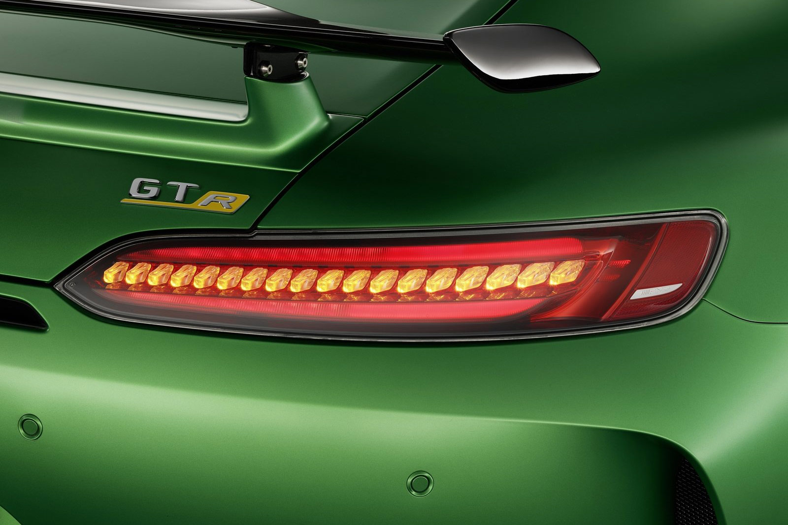 Mercedes-Benz-AMG_GT_R-(17)