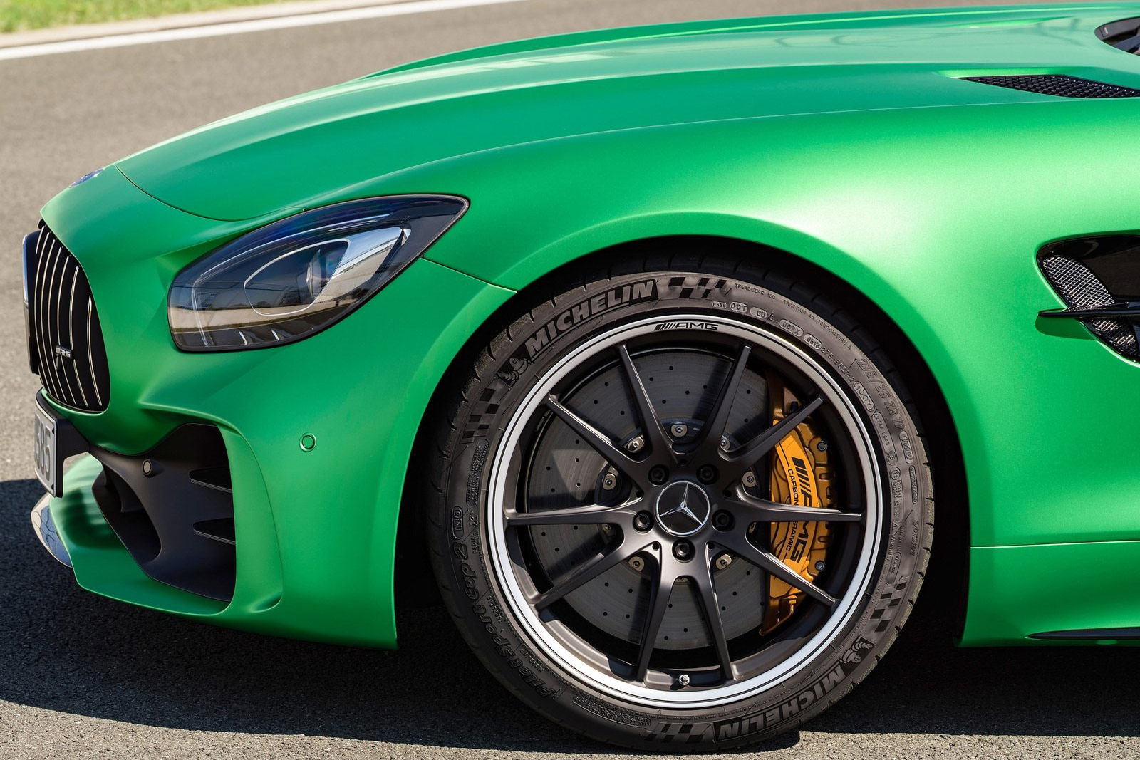 Mercedes-Benz-AMG_GT_R-(19)