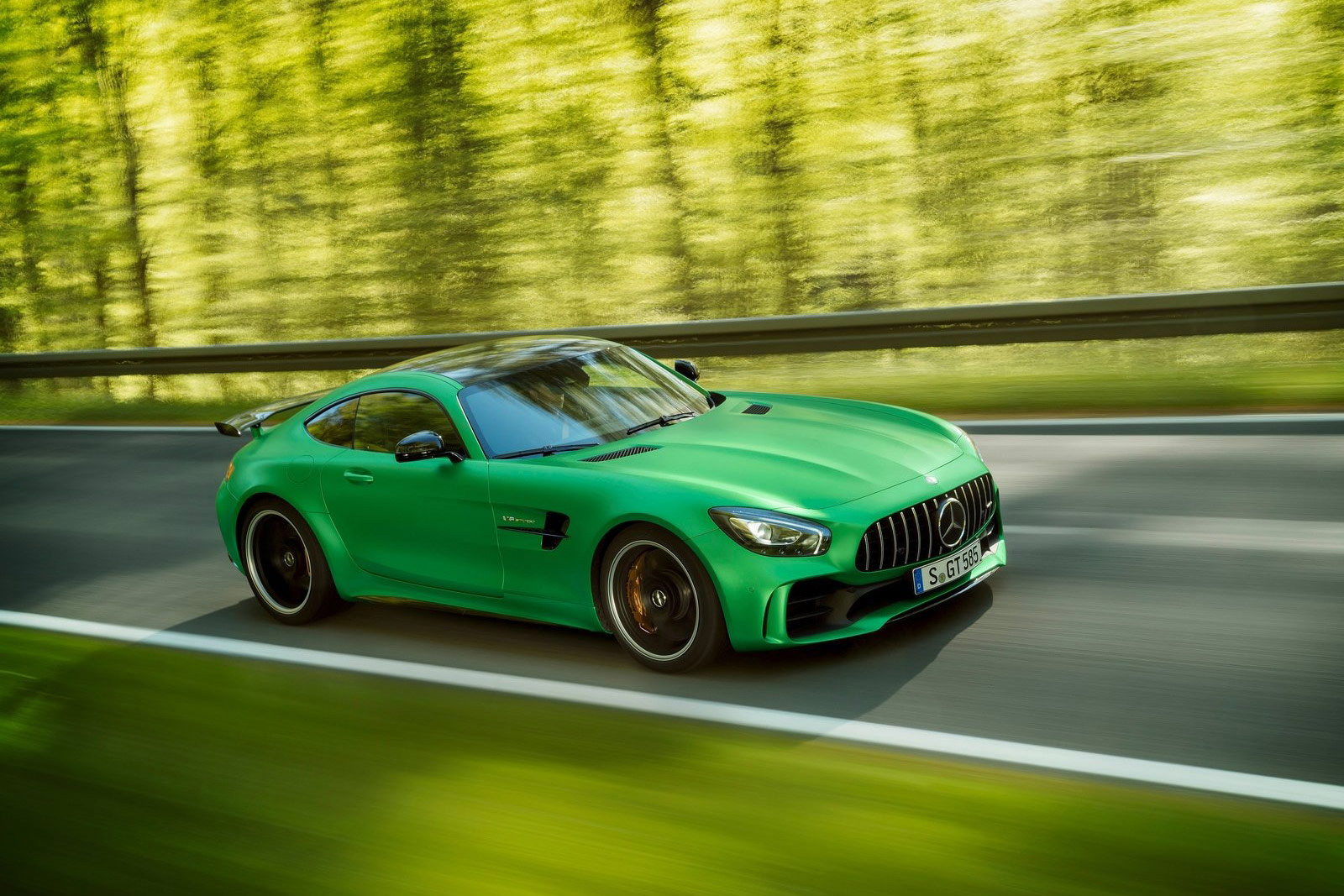 Mercedes-Benz-AMG_GT_R-(6)